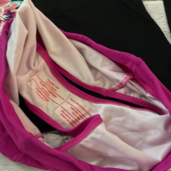 Never worn Lands End l/s rash guard and swim bottoms. Size 8 - Picture 6 of 6